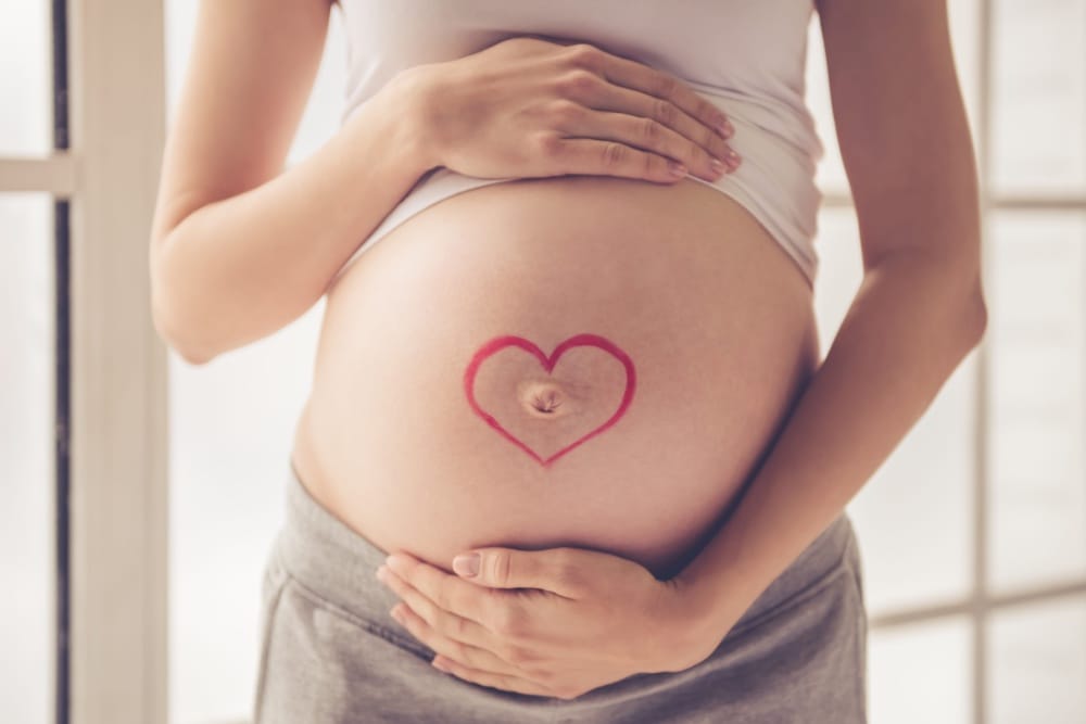 clinica de vacinacao mulher gravida abracando a barriga