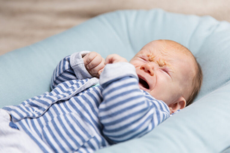 bebê irritado após vacina de 2 meses