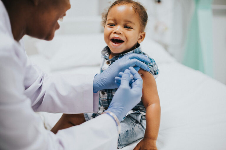 criança-sendo-vacinada-contra-gripe